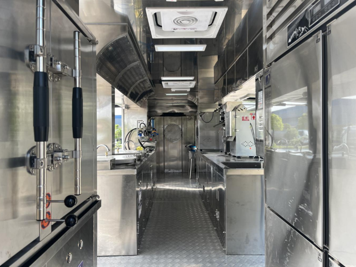 重汽豪沃餐車（200人）