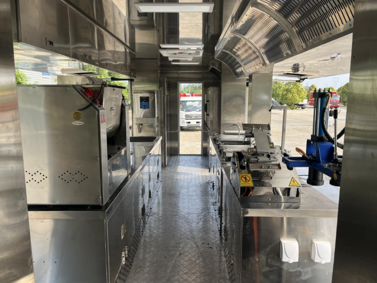 重汽豪沃餐車（200人）