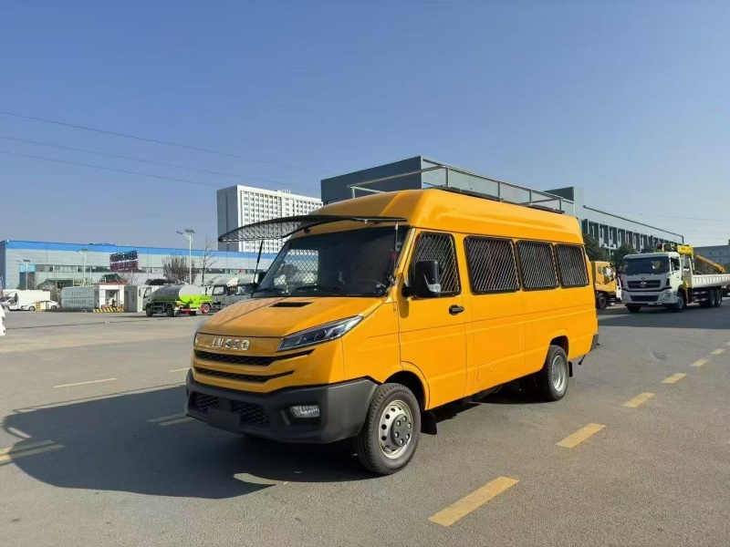 依維柯得意運(yùn)兵車（10-17人）